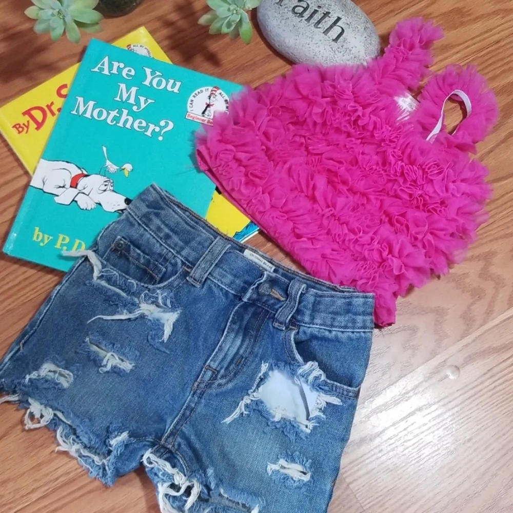 Distress shorts‎ and ruffle top